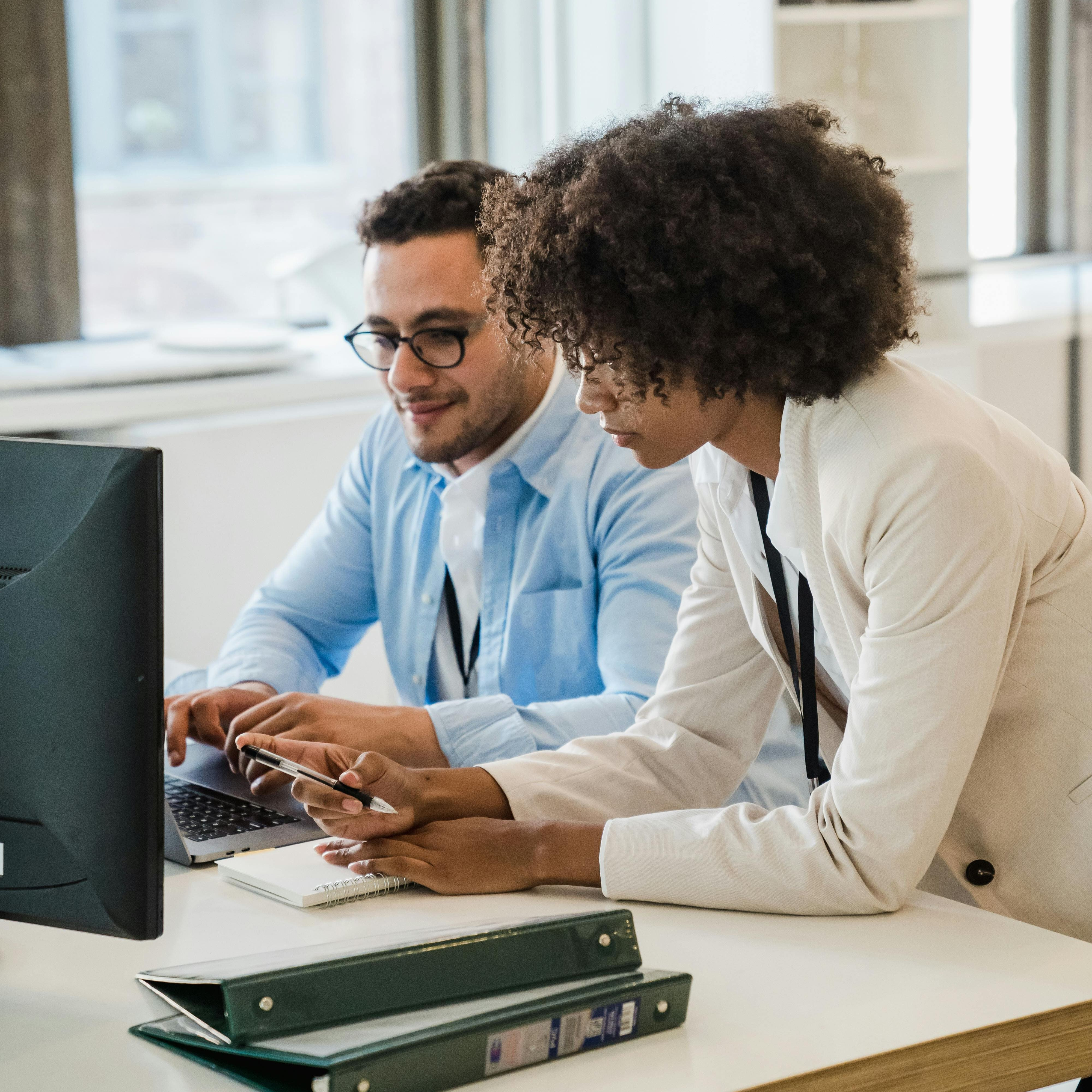 personne utilisant un ordinateur