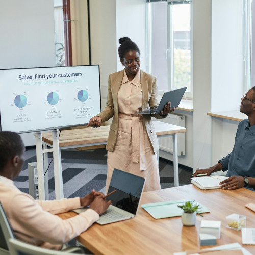 femme qui présente un programme power point