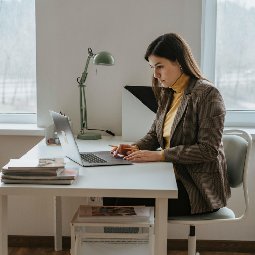 Windows 11, femme utilisant un ordinateur