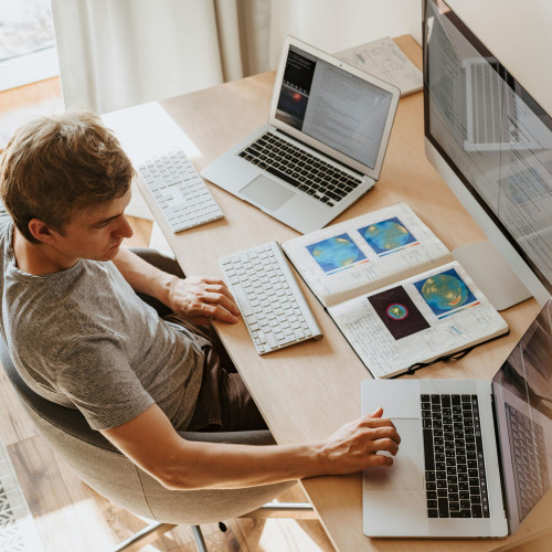 Mann benutzt einen Computer