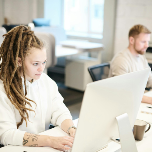 Windows 10 video , femme utilisant un ordinateur