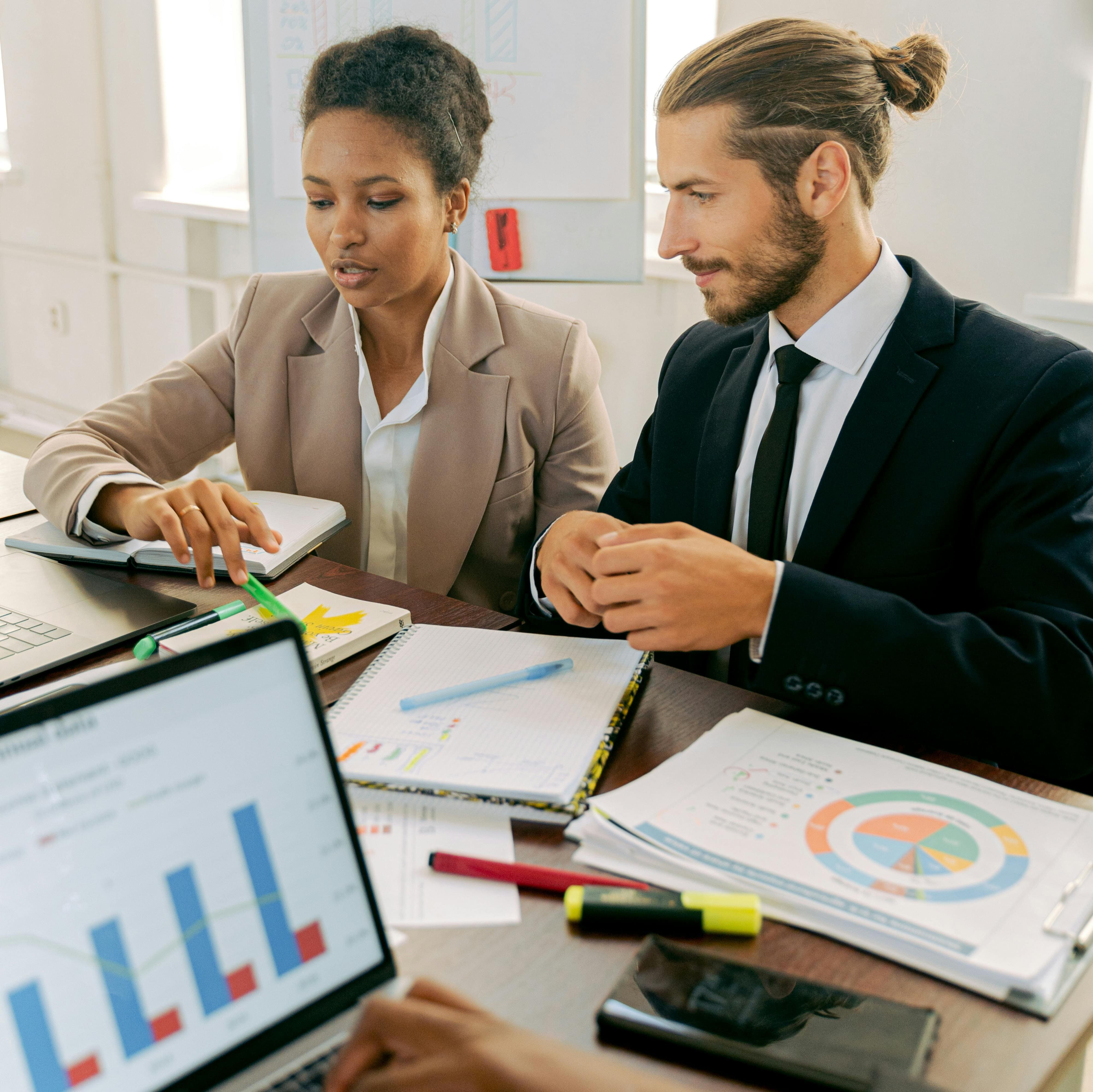 Deux personnes qui utilisent des logiciels  de Excel