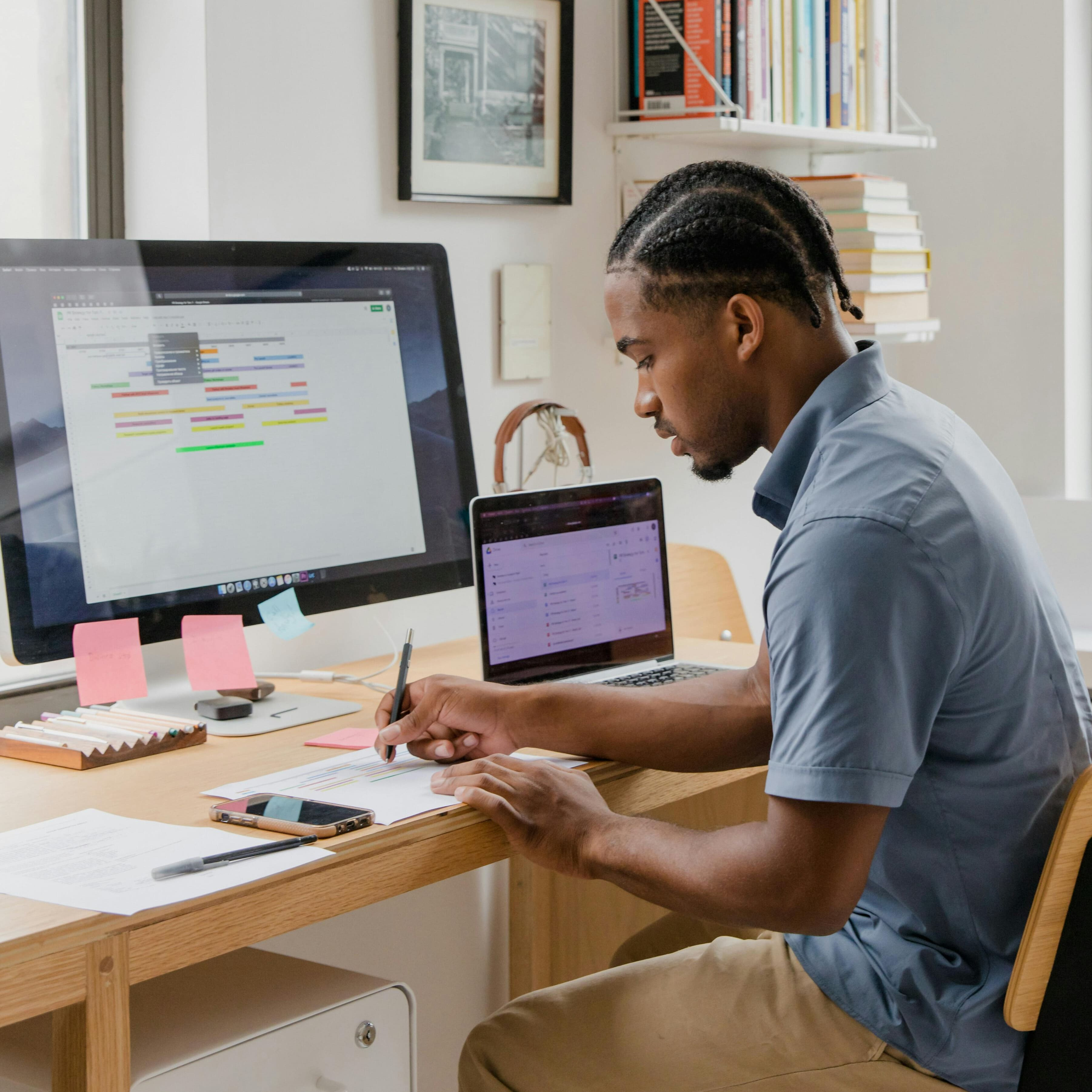 homme utilisant un ordinateur