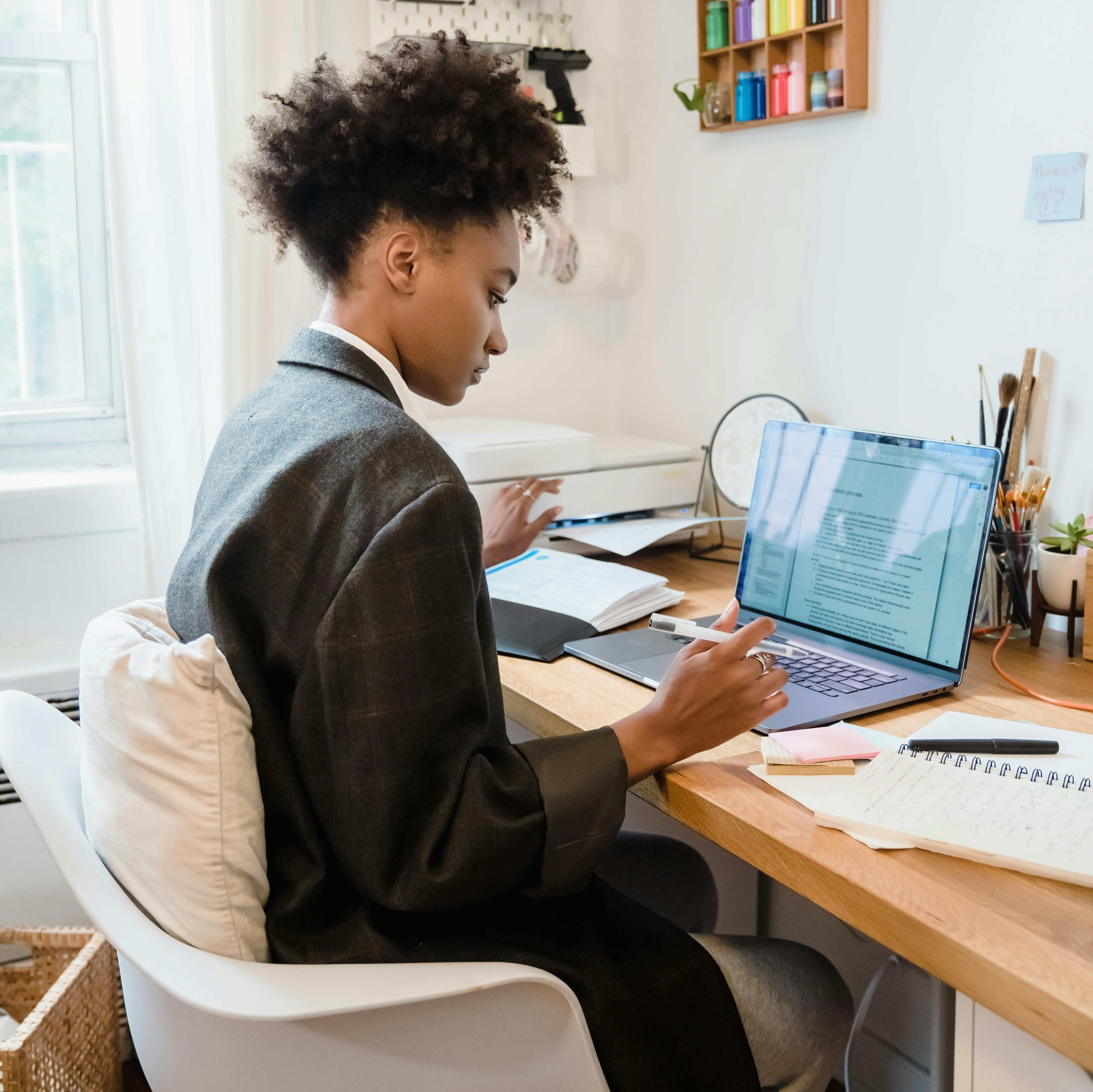 femme qui utilise un ordinateur
