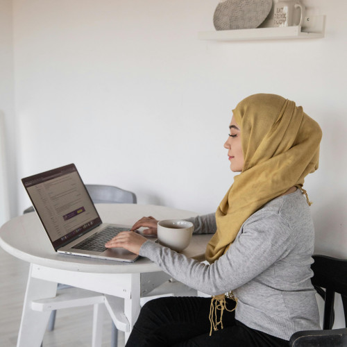 Frau benutzt einen Computer