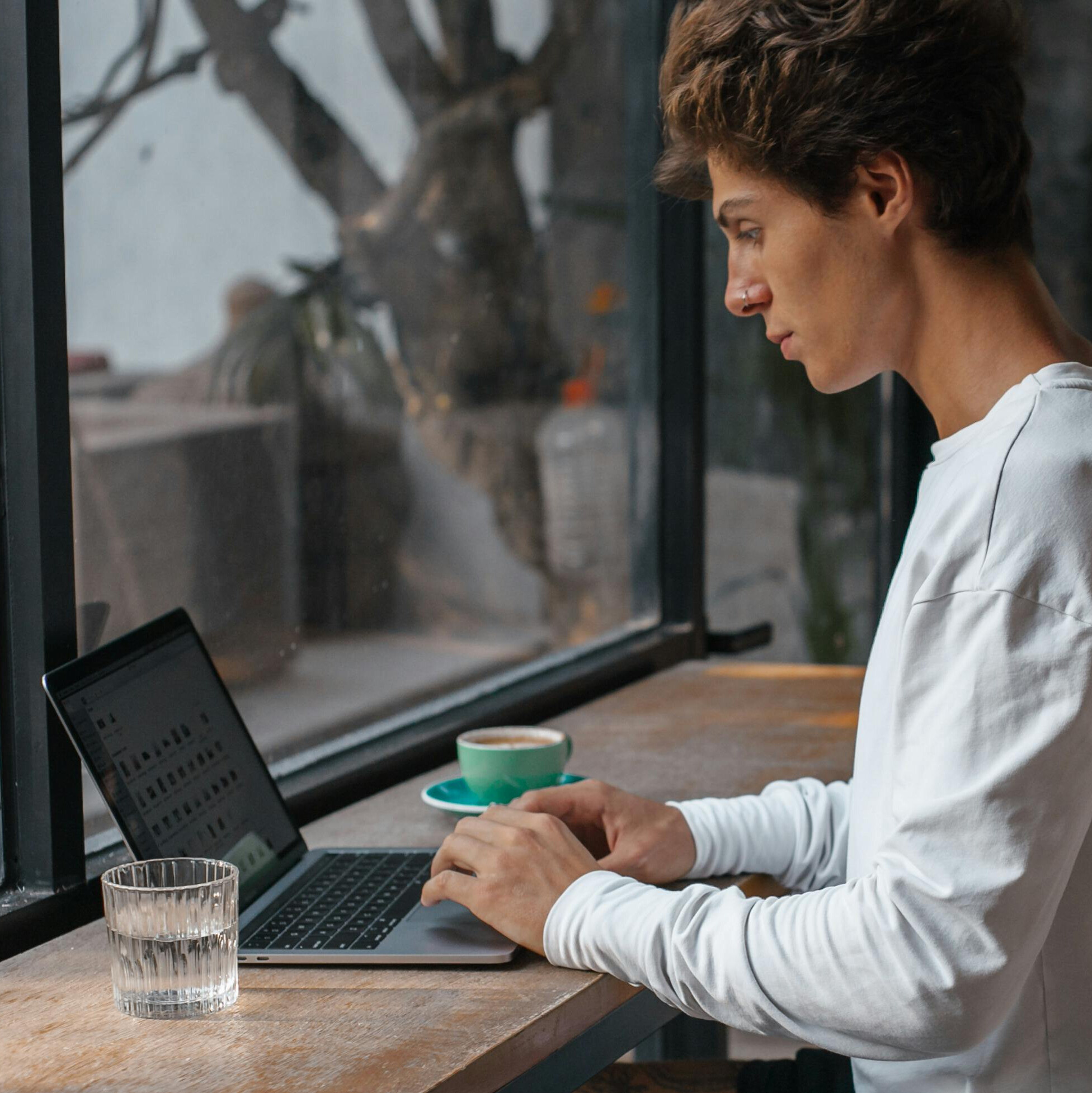 homme utilisant un ordinateur