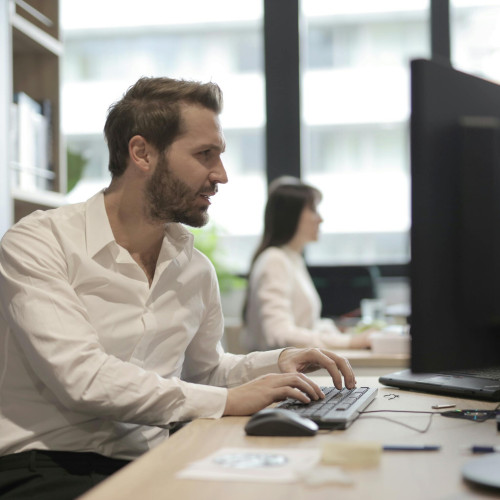 Homme utilisant un ordinateur