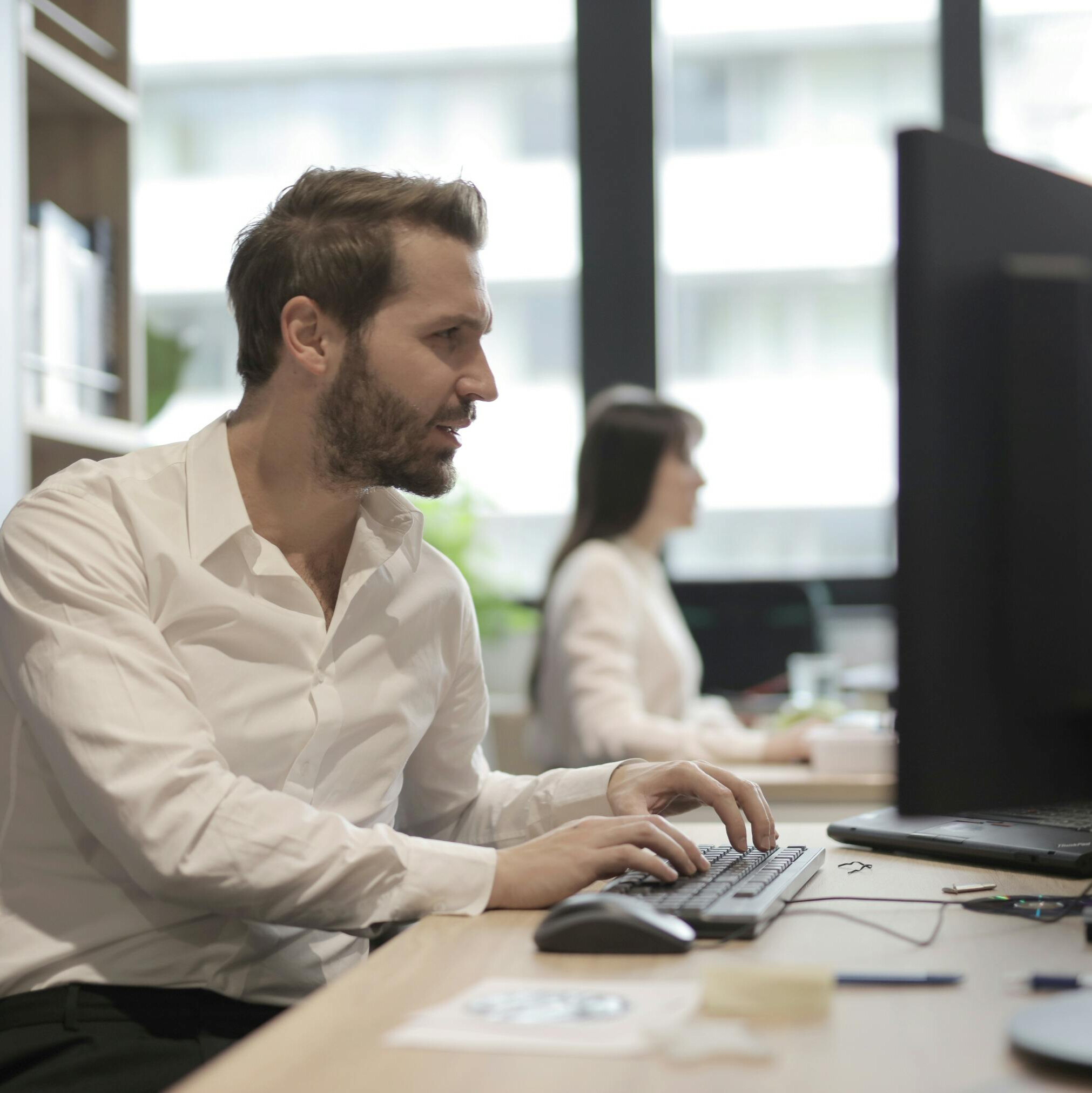 Homme utilisant un ordinateur