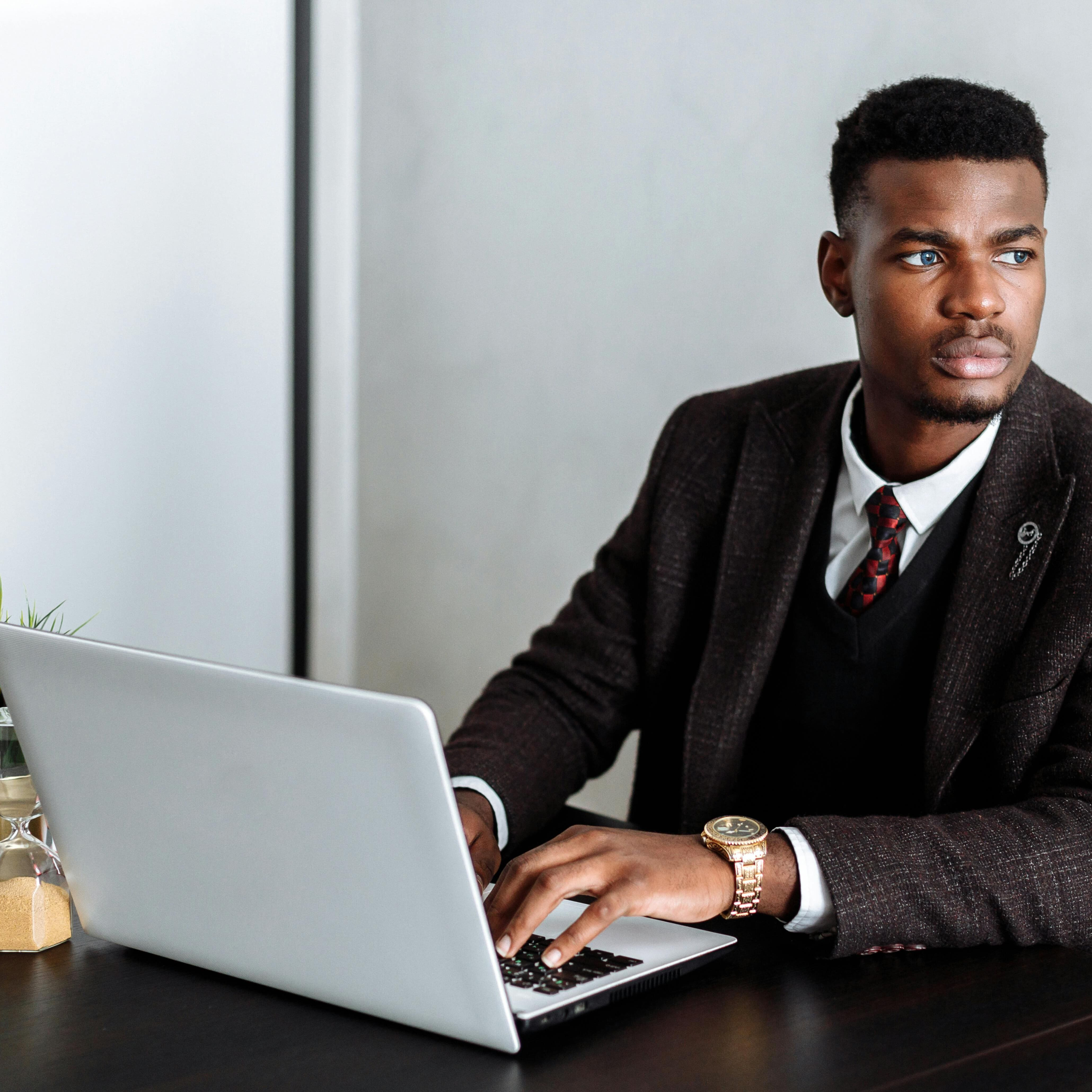 homme utilisant un ordinateur