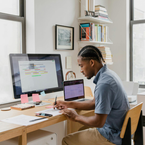 Homme sur ordinateur