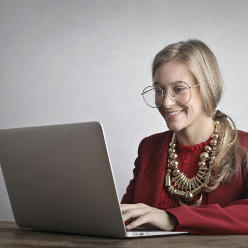 femme utilisant un ordinateur