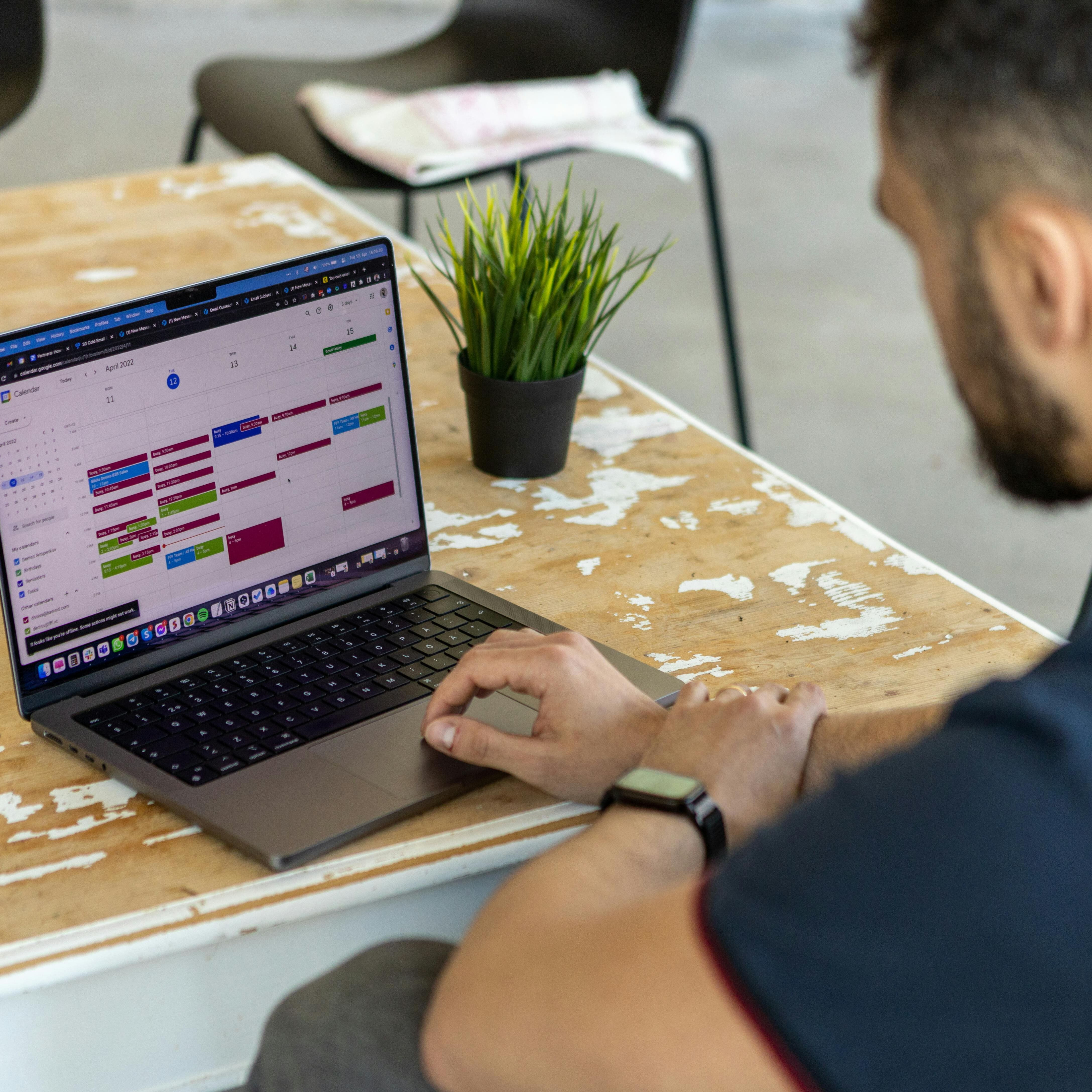 homme utilisant un logiciel