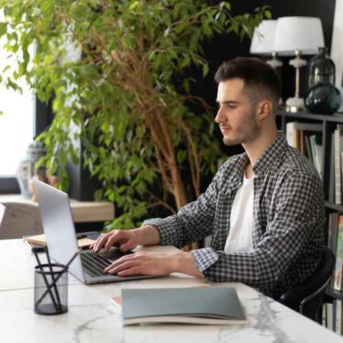Homme sur un ordinateur