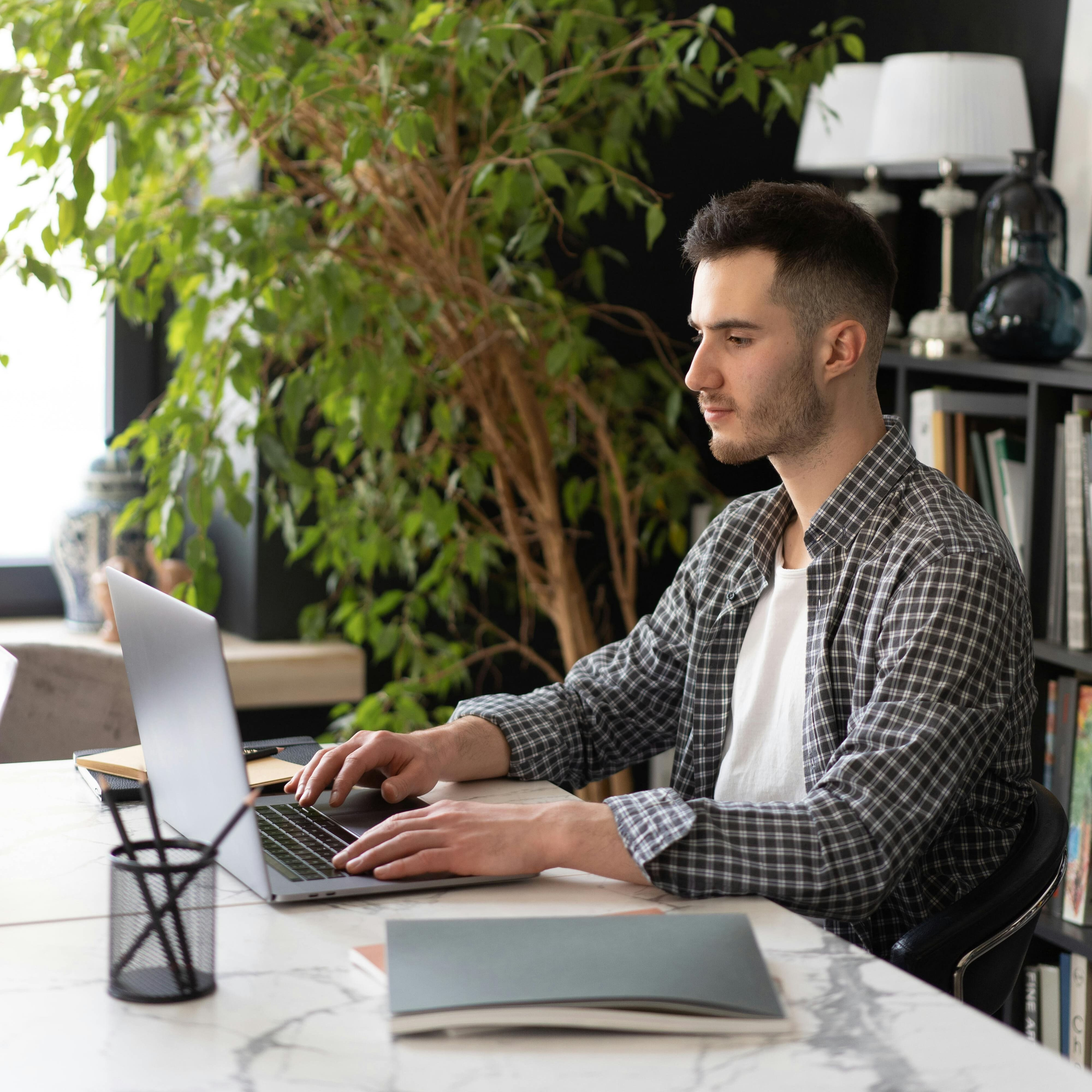 Homme sur un ordinateur