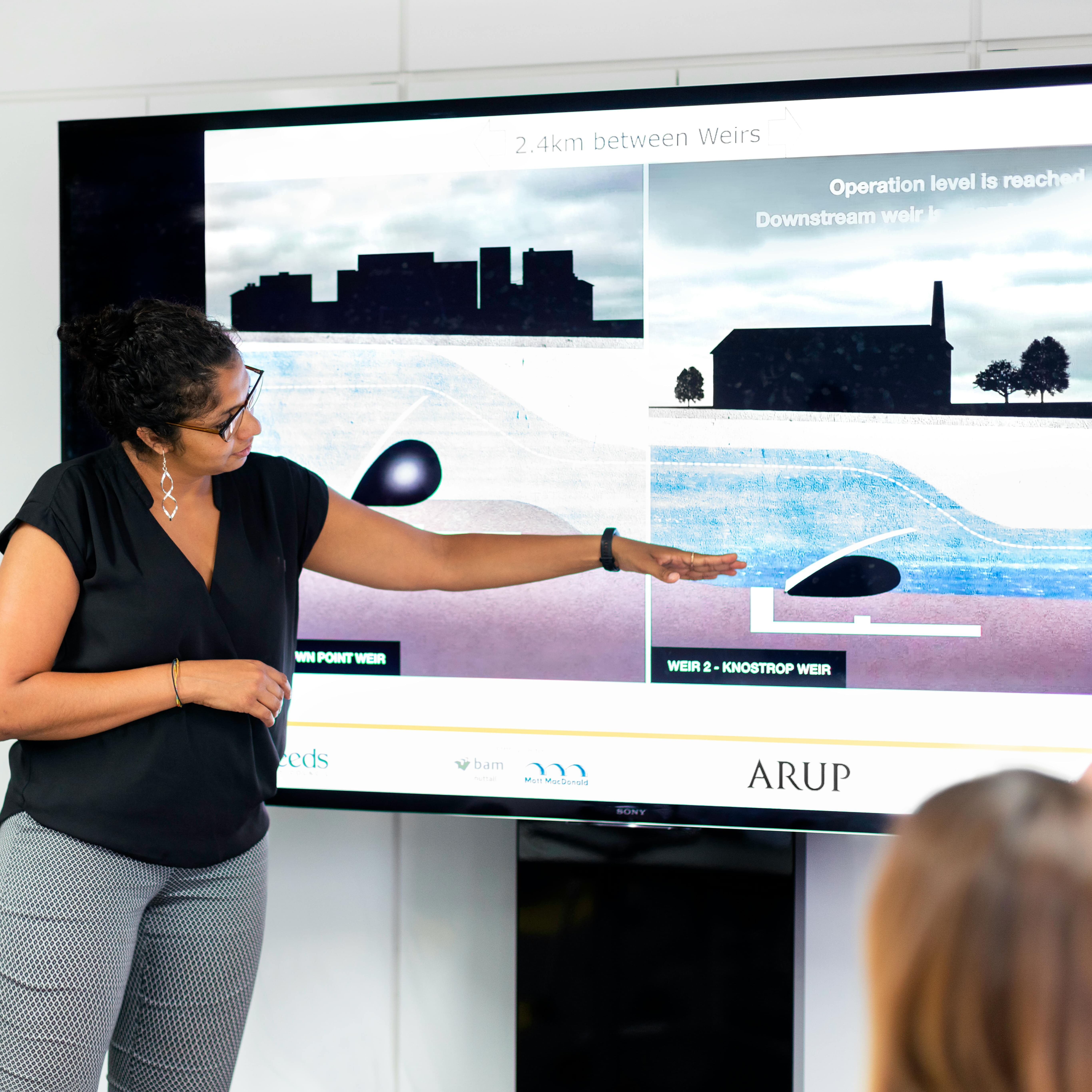 femme qui utilise powerpoint