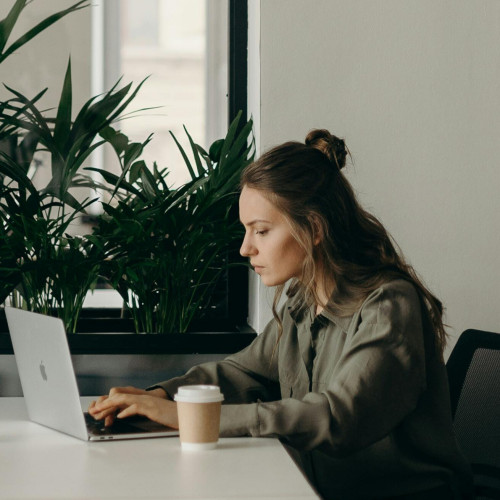 Femme utilisant un ordinateur