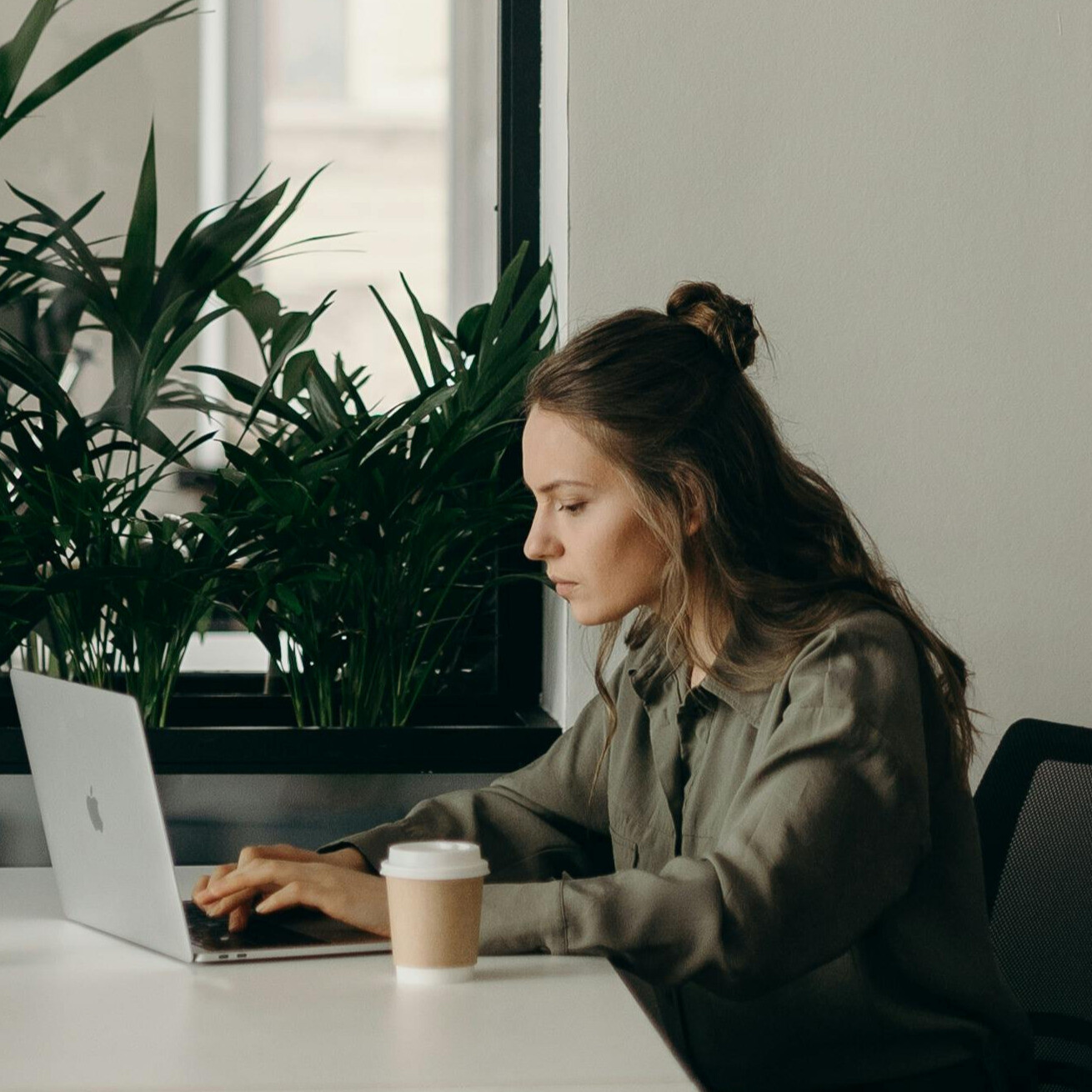 Femme utilisant un ordinateur