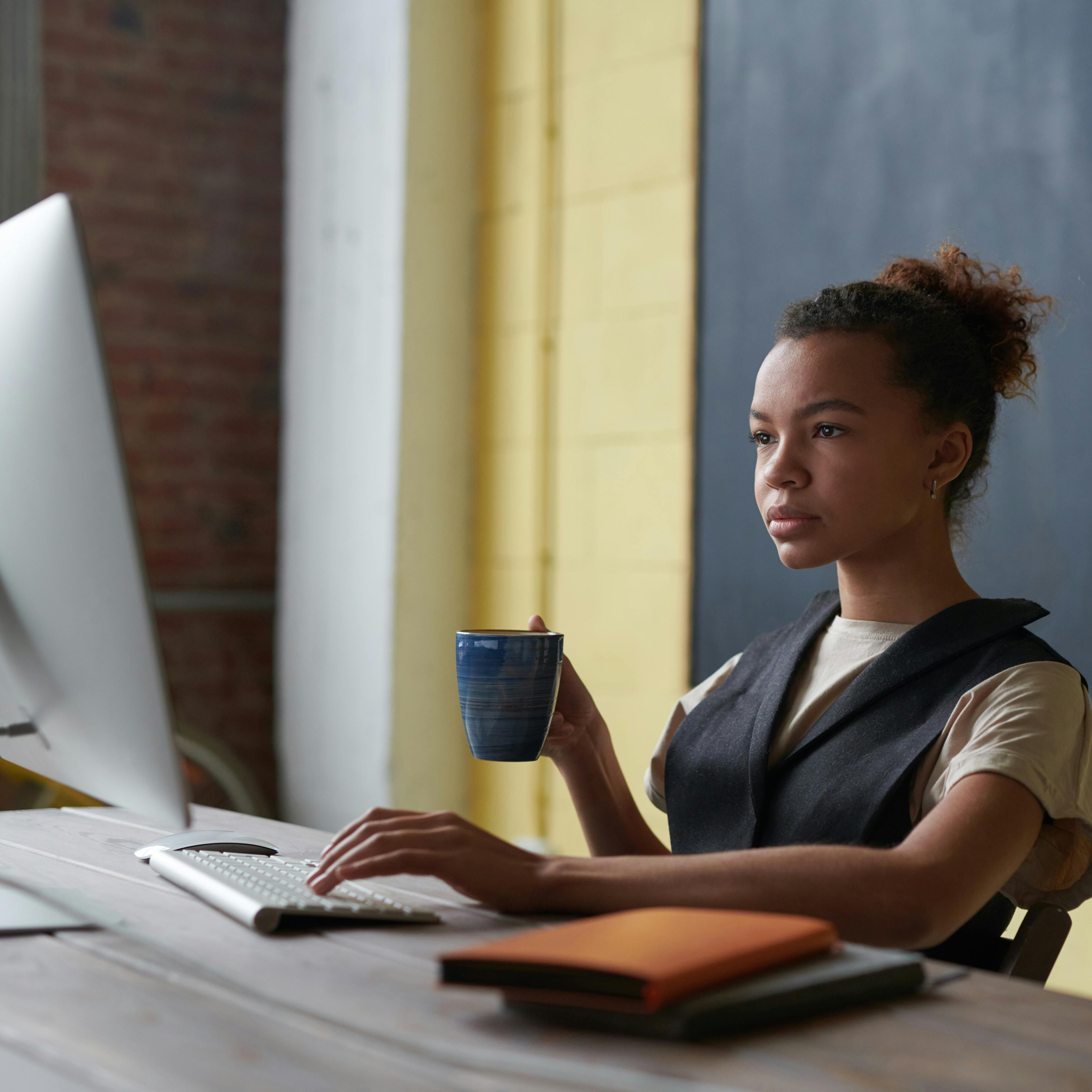 Femme avec un ordinateur , EXCEL