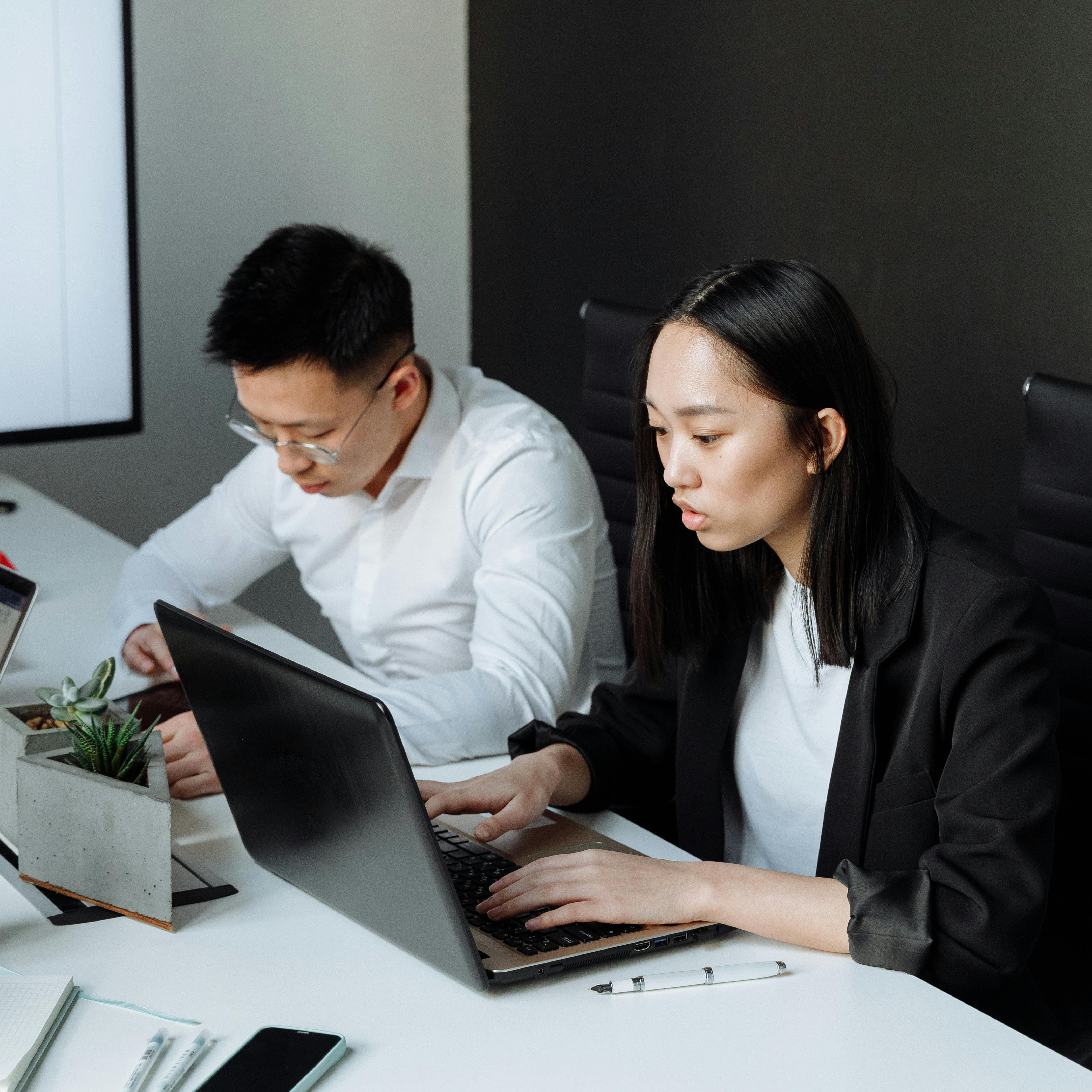 deux personnes qui utilisent des ordinateurs