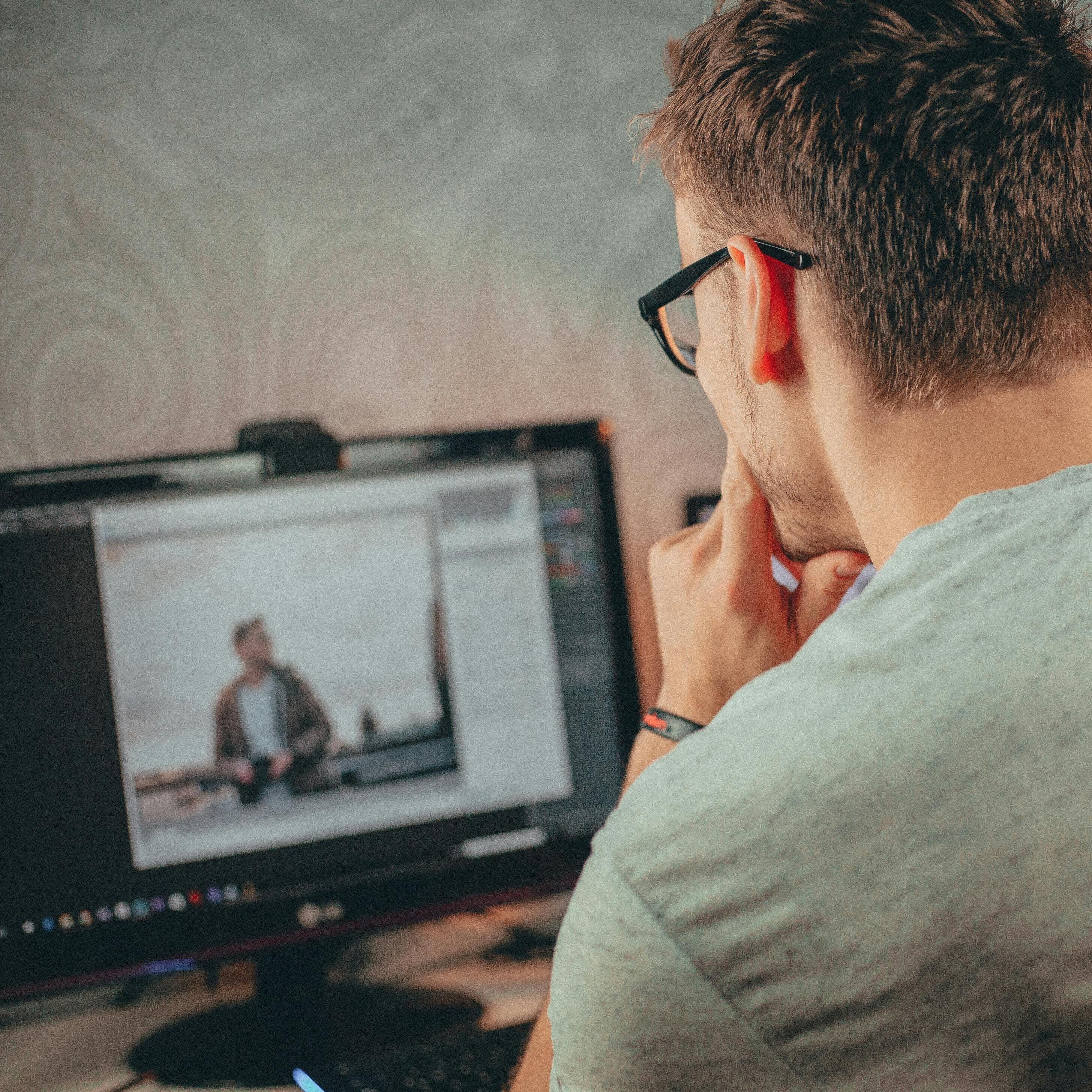 Homme sur un ordinateur